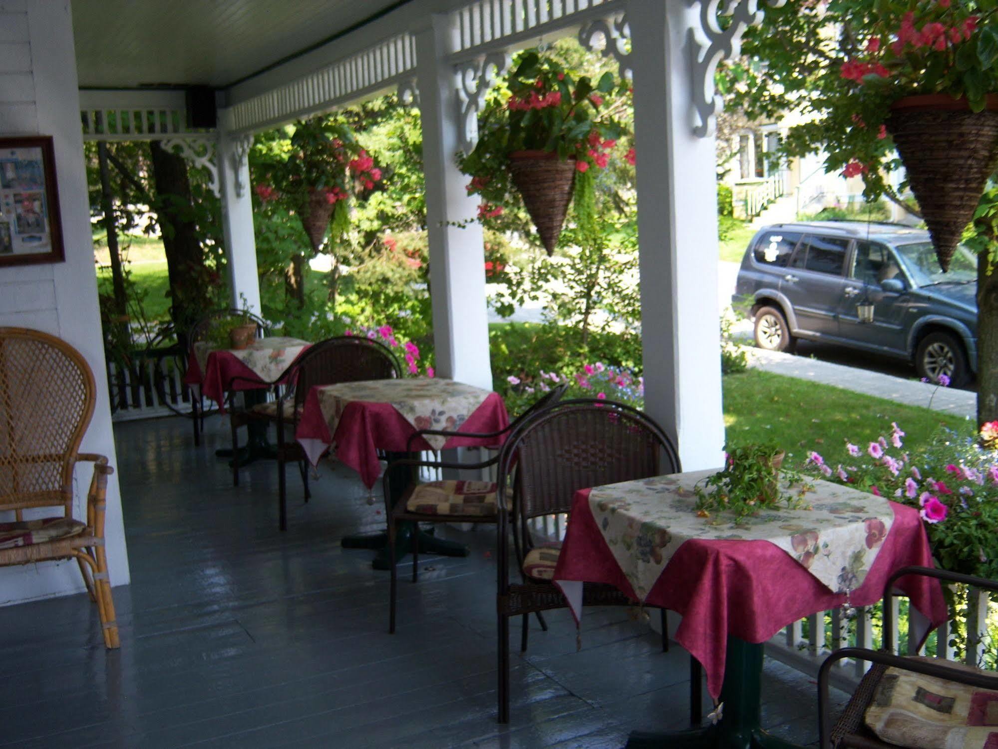 Ici Et Maintenant Bed and Breakfast Magog Exteriör bild