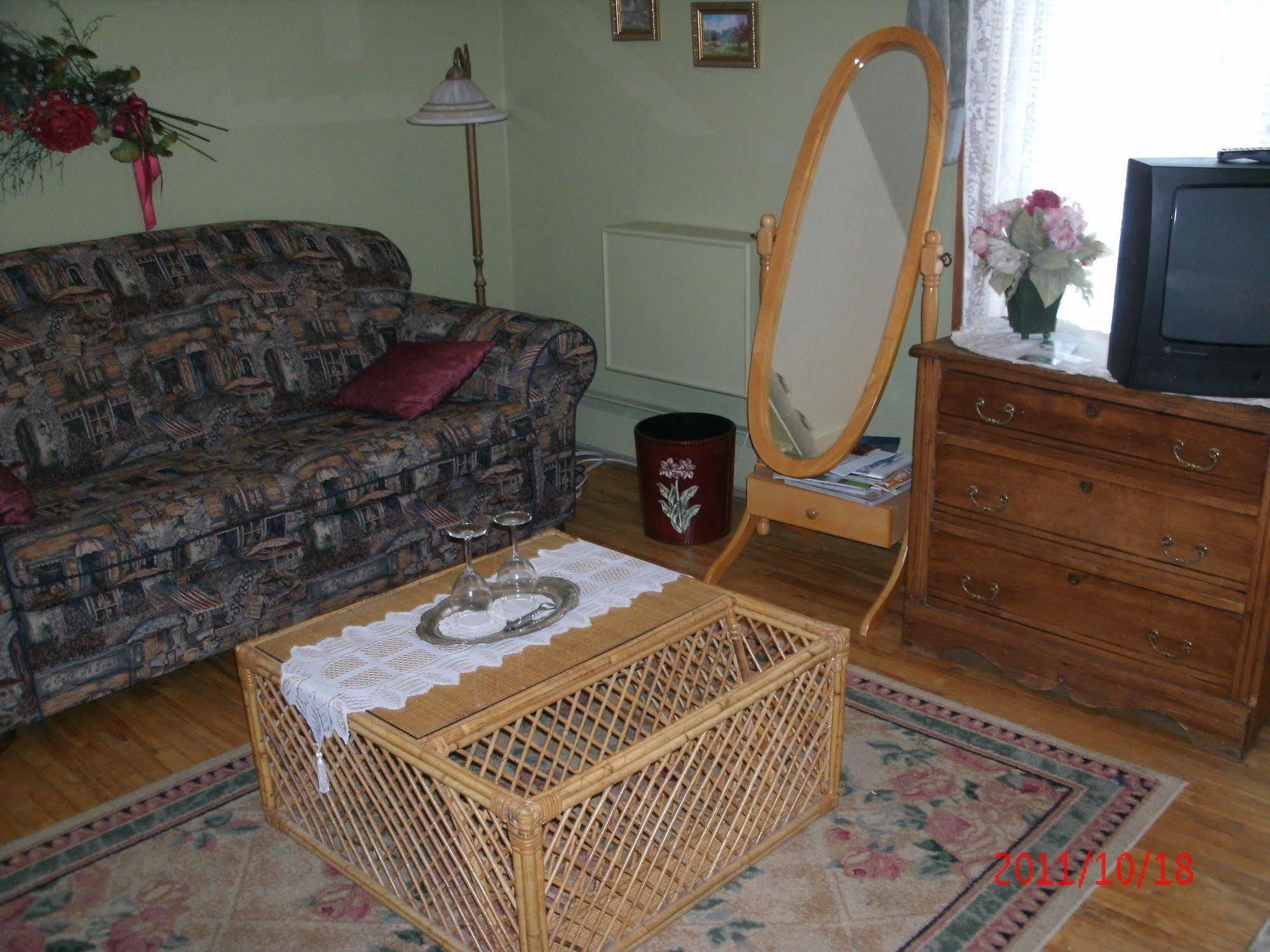 Ici Et Maintenant Bed and Breakfast Magog Exteriör bild