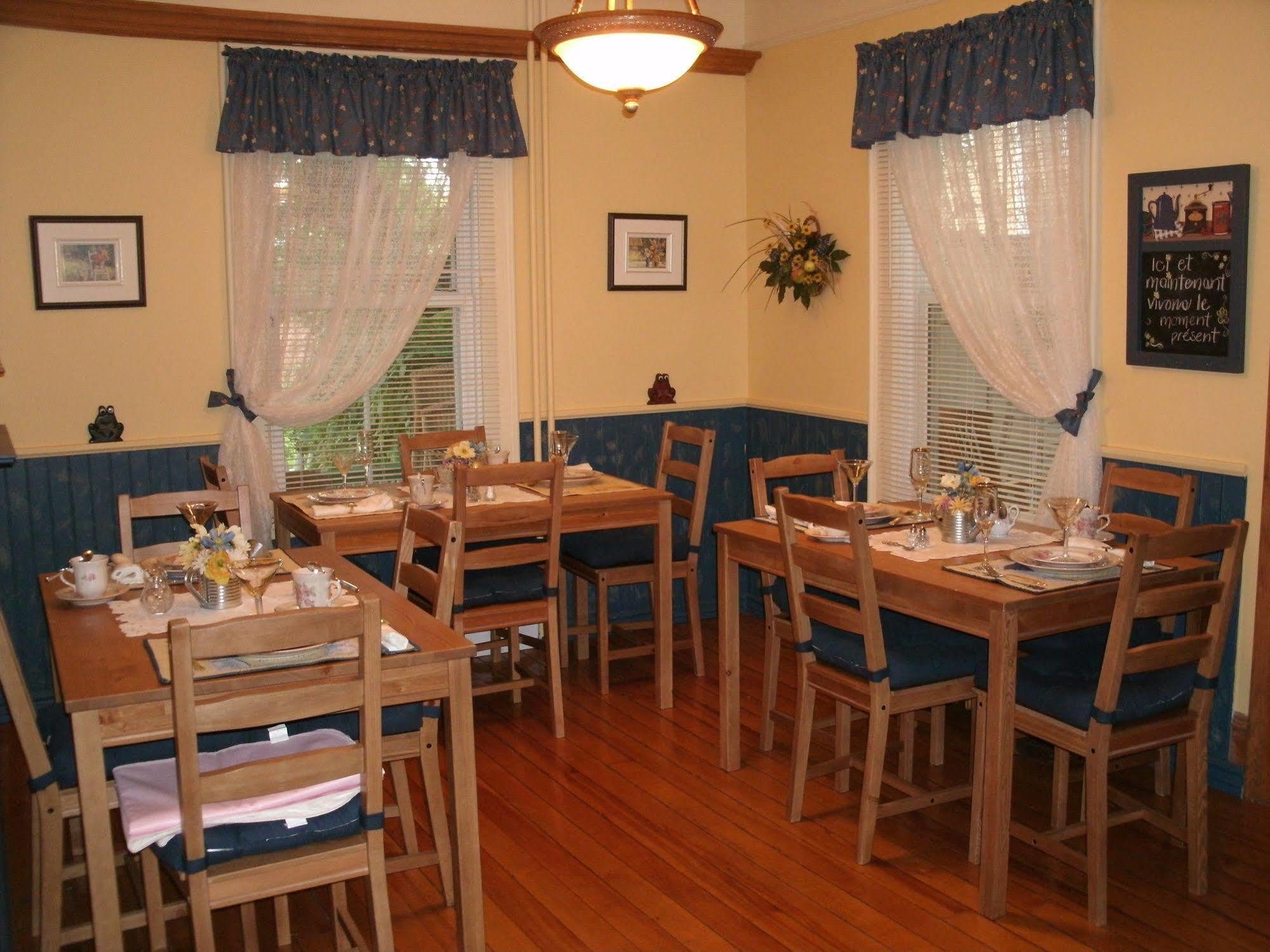 Ici Et Maintenant Bed and Breakfast Magog Exteriör bild