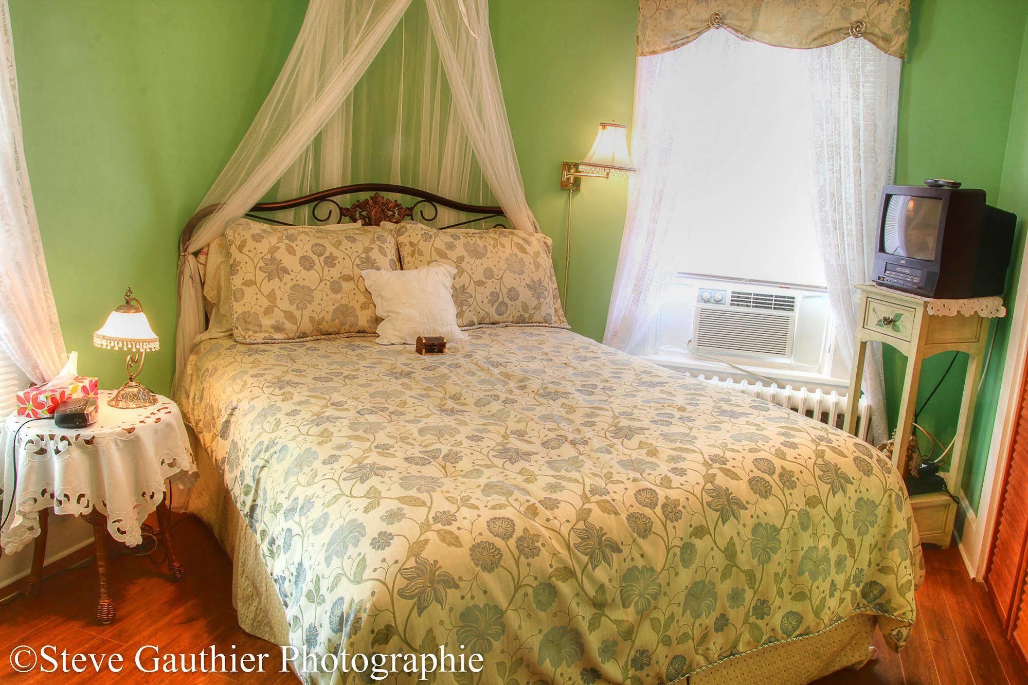 Ici Et Maintenant Bed and Breakfast Magog Exteriör bild